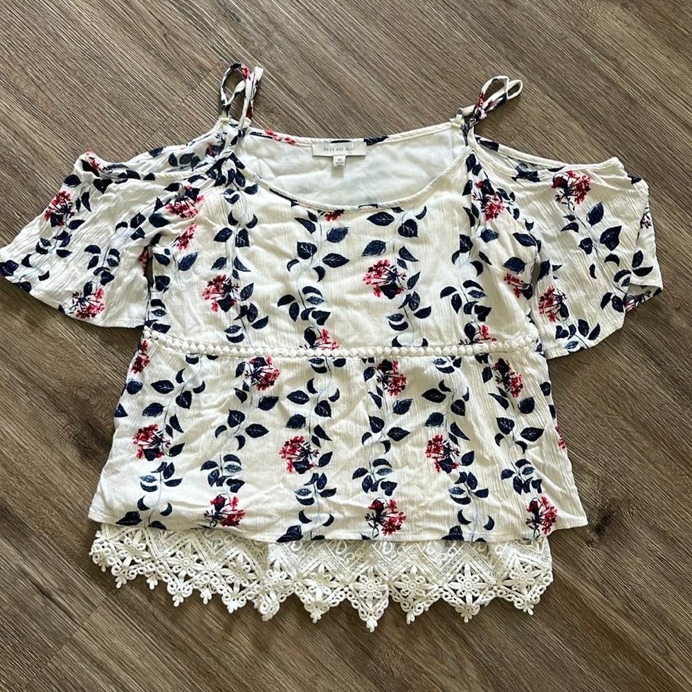 White floral top 🤍